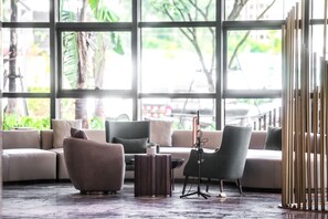 Lobby sitting area - Hainan Blue Horizon Jun Hua Hotel (Chengmai)