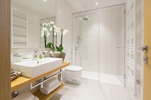 Superior Suite, Courtyard View | Bathroom | Shower, free toiletries, hair dryer, bathrobes - Hotel Museum (Belgrade)