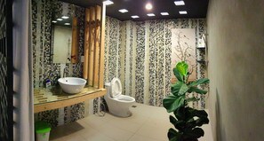 Superior Deluxe Room | Bathroom | Free toiletries, hair dryer, slippers, bidet