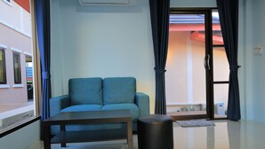Grand-Villa, 1 King-Bett | Wohnbereich | Flachbildfernseher