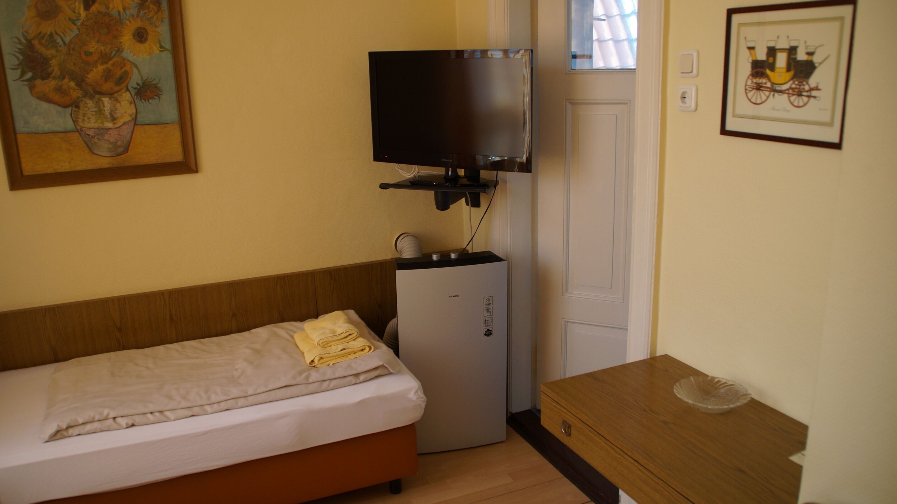 twin room, private bathroom | 1 bedroom