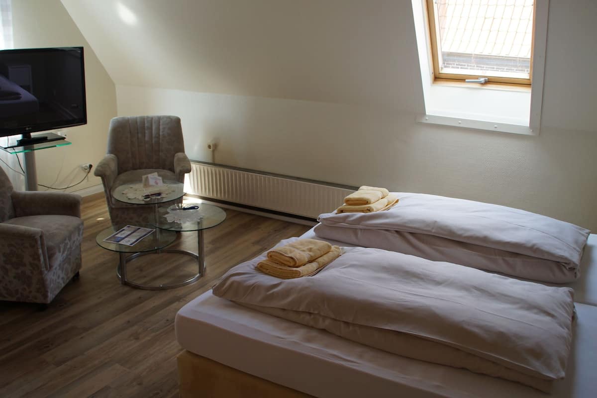 double room, private bathroom | 1 bedroom