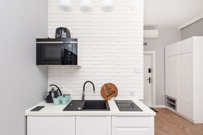 Studio | Private kitchenette | Fridge, microwave, stovetop, electric kettle - Noble Apartments (Kraków)