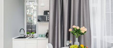 Apartment, Balcony | In-room dining