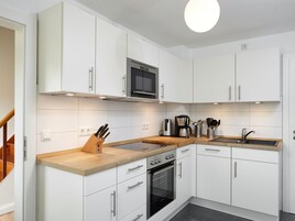 House | Private kitchen | Fridge, microwave, oven, stovetop