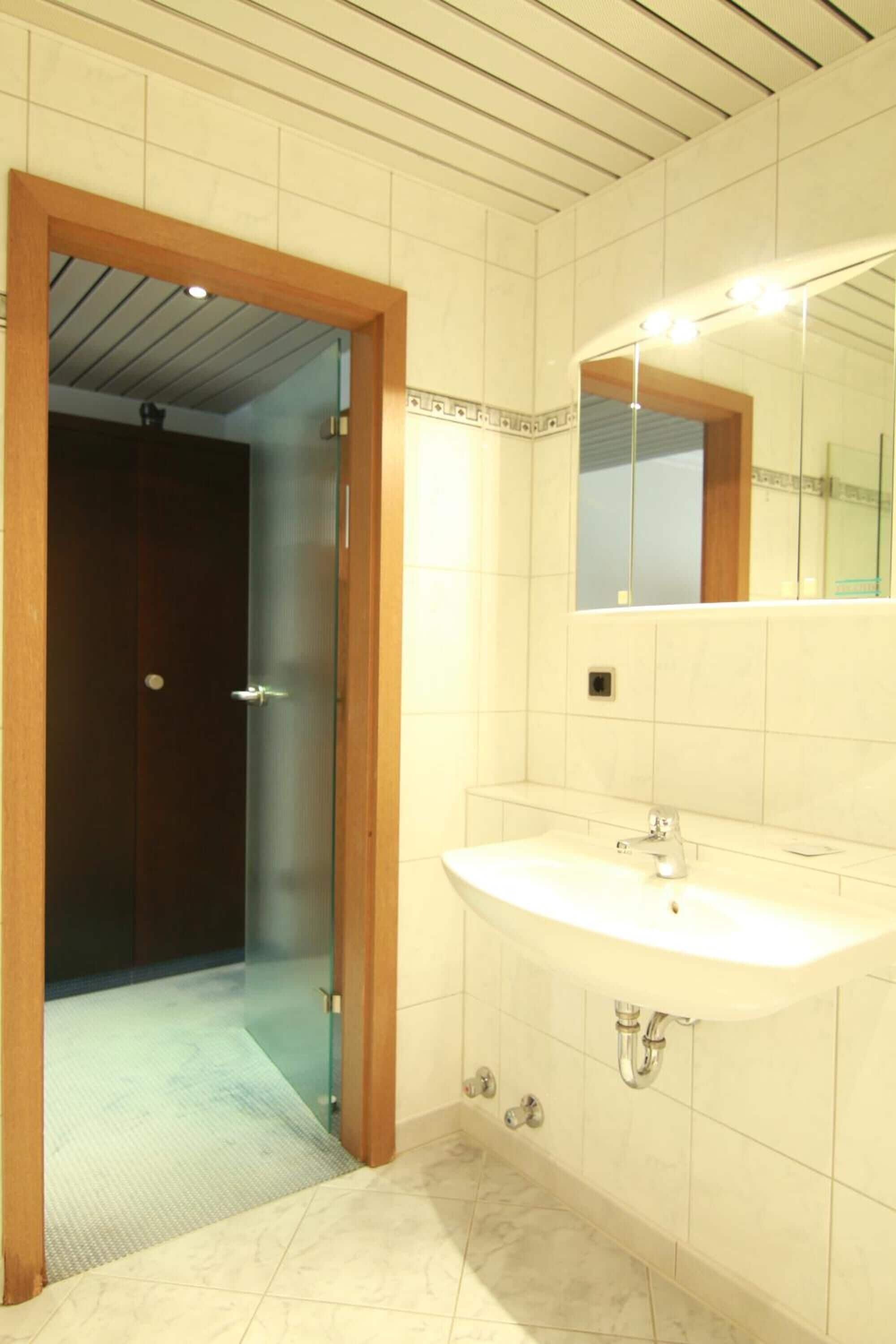 Douche, articles de toilette gratuits, sèche-cheveux