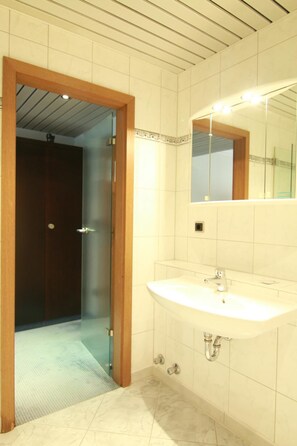Shower, free toiletries, hair dryer, towels - Hotel Restaurant Pfeffermühle (Balingen)