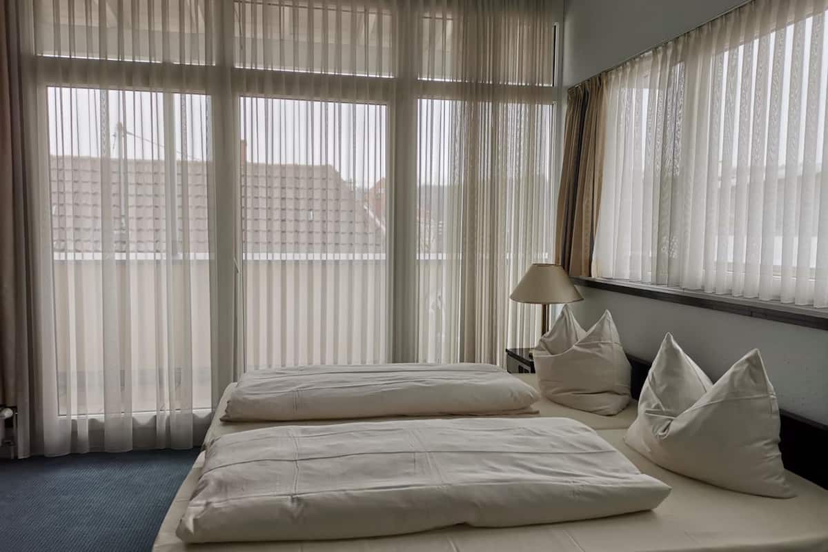 hypo-allergenic bedding, desk, free wifi, bed sheets