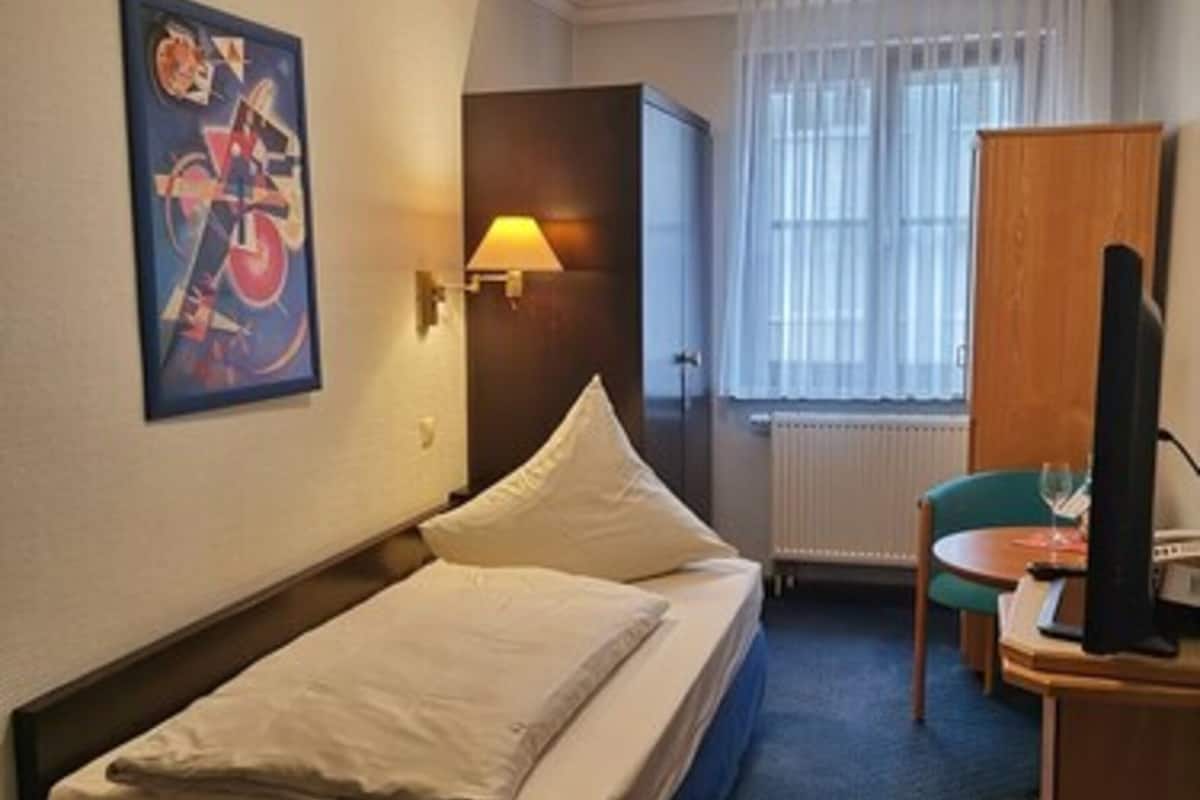 Hypo-allergenic bedding, desk, free WiFi, bed sheets