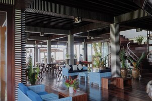 Breakfast, lunch, dinner served; international cuisine 