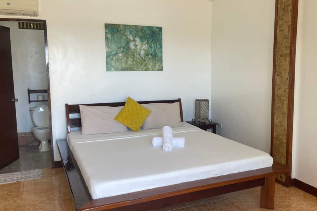 Waterfront Deluxe Room | Bed sheets
