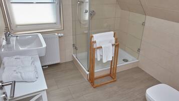Ferienhaus | Badezimmer | Dusche, kostenlose Toilettenartikel, Haartrockner, Handtücher