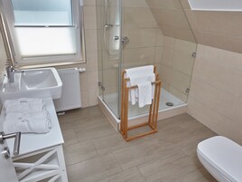 Ferienhaus | Badezimmer | Dusche, kostenlose Toilettenartikel, Haartrockner, Handtücher