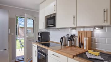 House | Private kitchen | Fridge, microwave, oven, stovetop