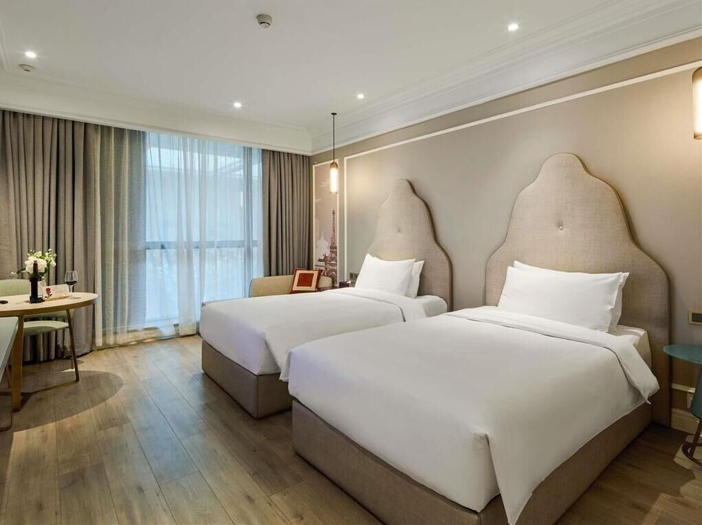 Minibar, in-room safe, desk, iron/ironing board