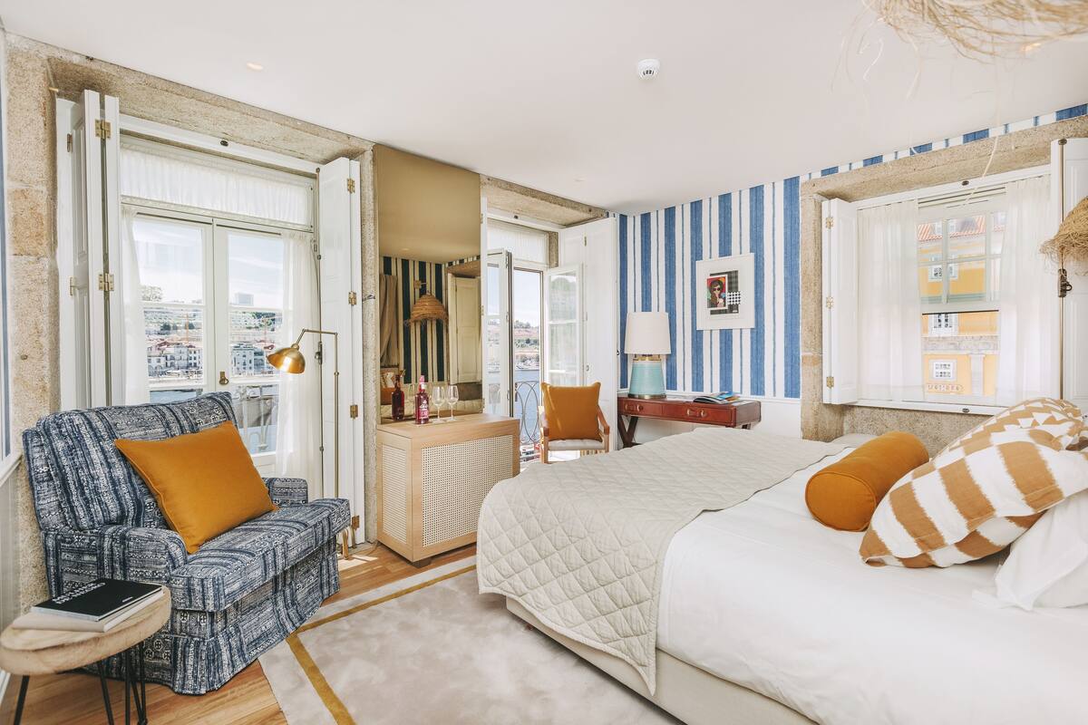 Deluxe-Doppel- oder -Zweibettzimmer, Balkon, Flussblick | Hochwertige Bettwaren, Daunenbettdecken