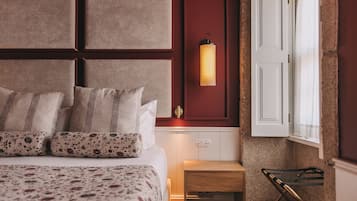 Deluxe tweepersoonskamer, uitzicht op de stad | Luxe beddengoed, donsdekens, een minibar met enkele gratis items