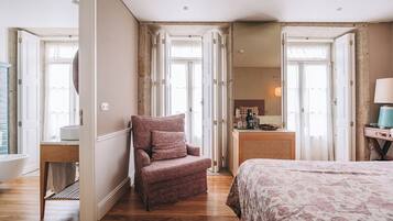 Ropa de cama de alta calidad, cubrecamas y artículos del minibar gratis