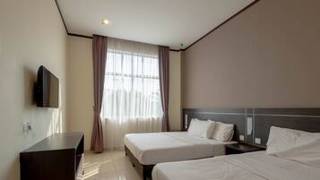 Deluxe Room | Desk, bed sheets