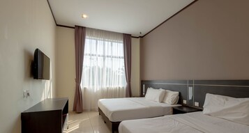 Deluxe Room | Desk, bed sheets