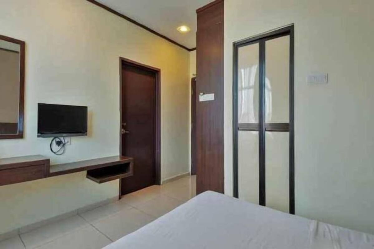 1 habitación, escritorio y ropa de cama