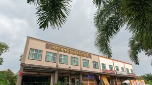 A hotel with a sign reading "KESANG LAUTHOTEL" and a storefront with a sign for "Café". - Kesang Laut Hotel (Muar)