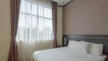 Deluxe Room | Desk, bed sheets