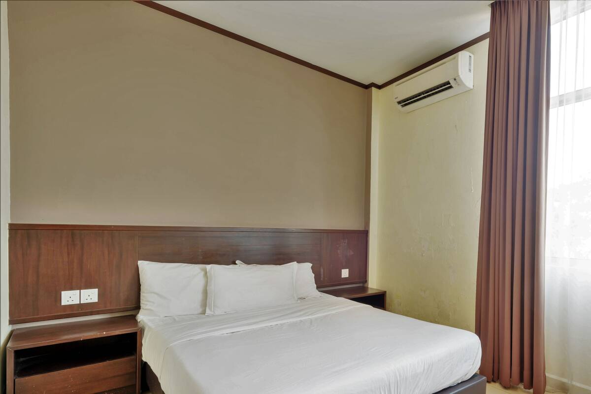 Queen Room | Desk, bed sheets