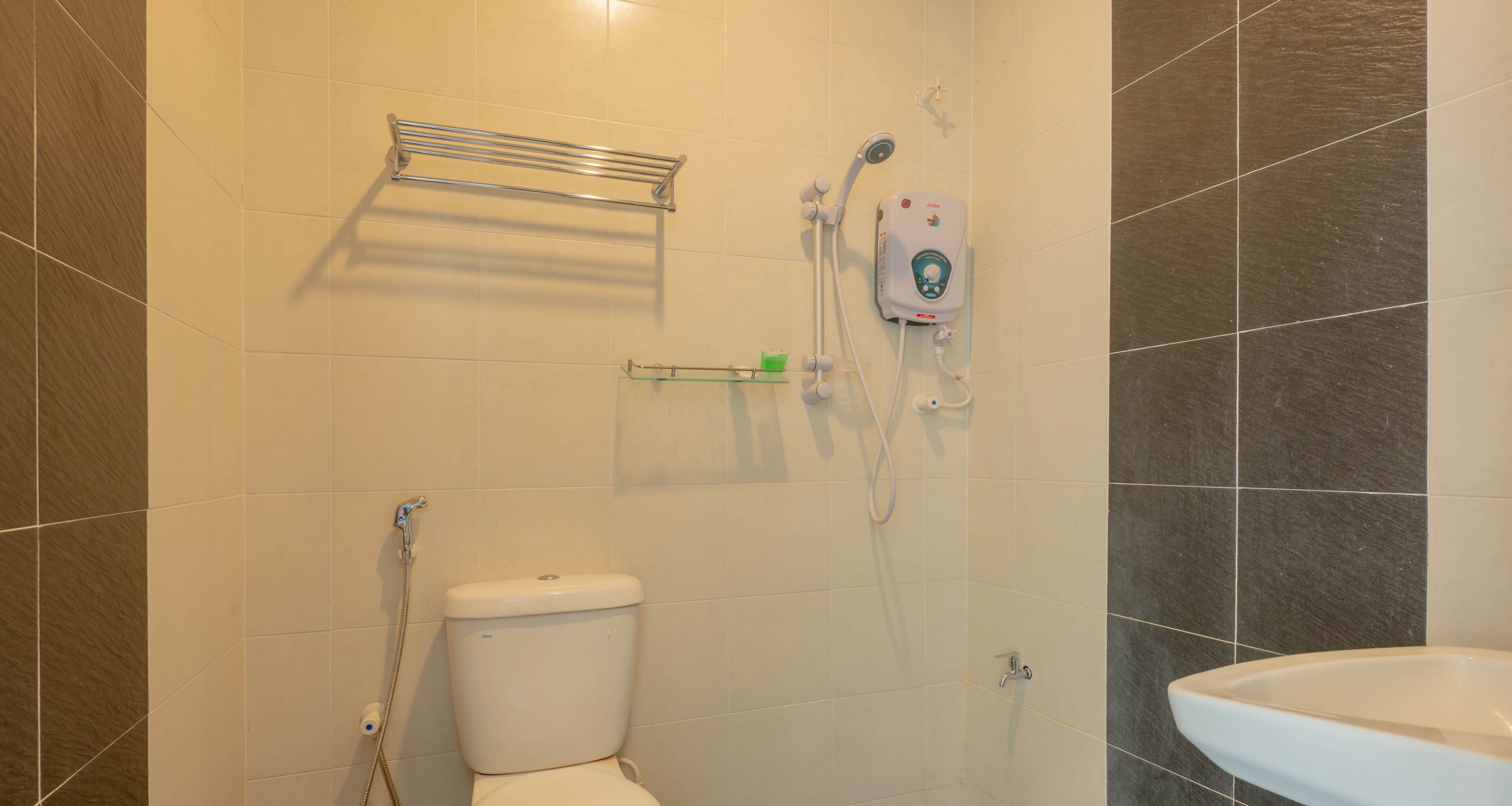 Une salle de bain avec des toilettes, une douche et un lavabo.