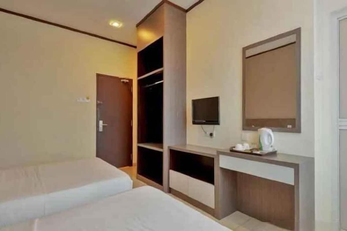 1 quarto, escrivaninha, roupa de cama