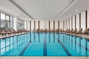 Una piscina techada, una piscina al aire libre