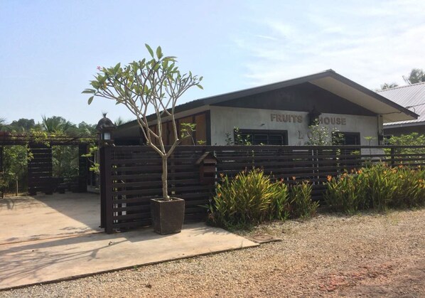 Exterior - Kelulut Lodge (Muar)