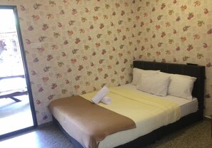 Queen Room (Check-In @ Kesang Laut Hotel) | Rollaway beds - Kelulut Lodge (Muar)