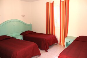 Desk, blackout curtains, soundproofing, free cots/infant beds - Hôtel Arcu Di Sole (Olmeto)