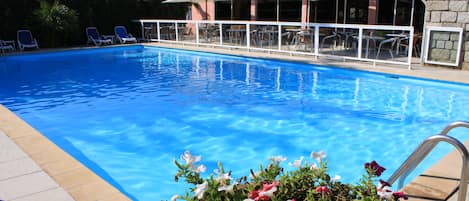 Una piscina al aire libre