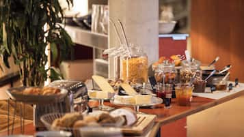 Bữa sáng buffet hàng ngày (18 EUR/mỗi người)