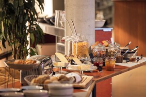 Se ofrece un desayuno bufé todos los días (18 EUR por persona)