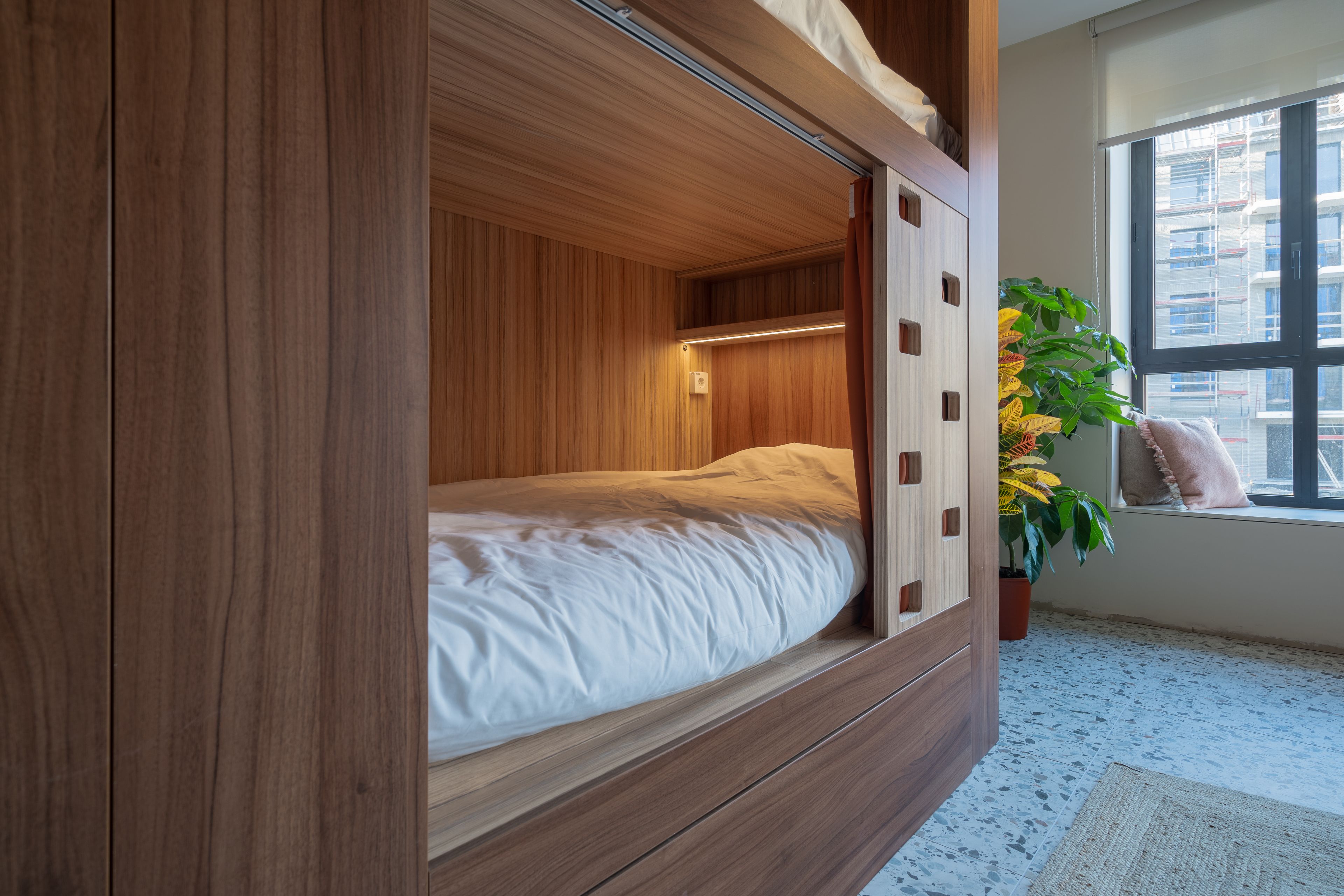 soundproofing, free wifi, bed sheets