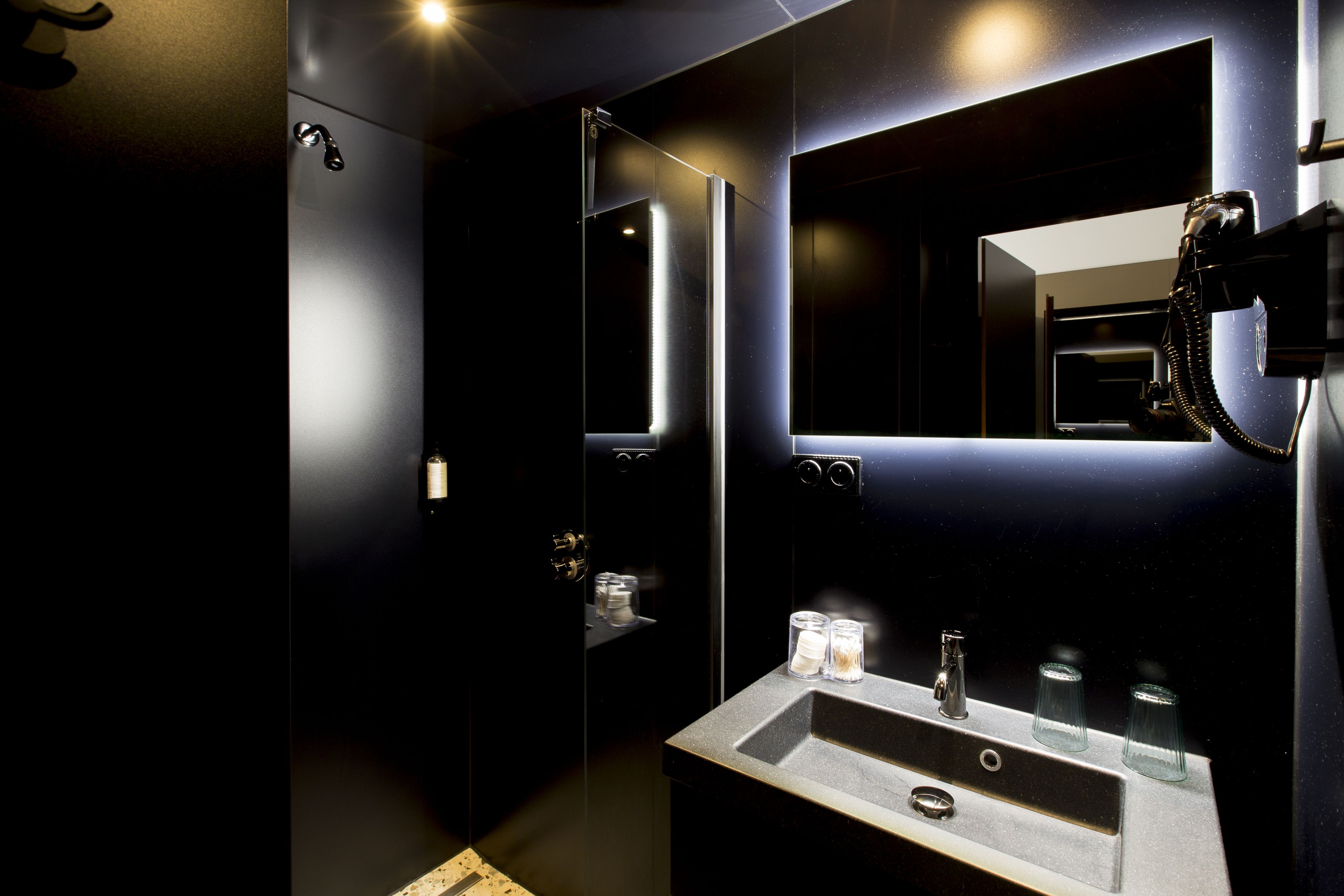 standard double room | bathroom | shower, free toiletries, hair dryer, towels