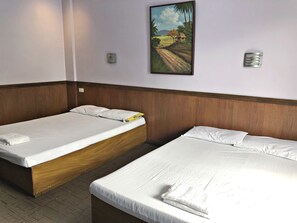Una scrivania, lenzuola