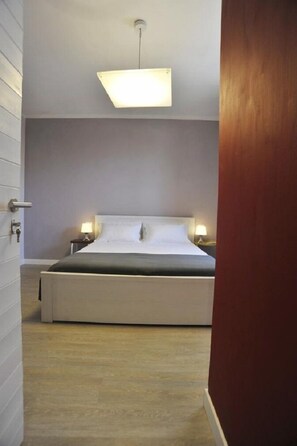 Doppelzimmer, 1 Queen-Bett, Nichtraucher | Kostenloses WLAN, Bettwäsche