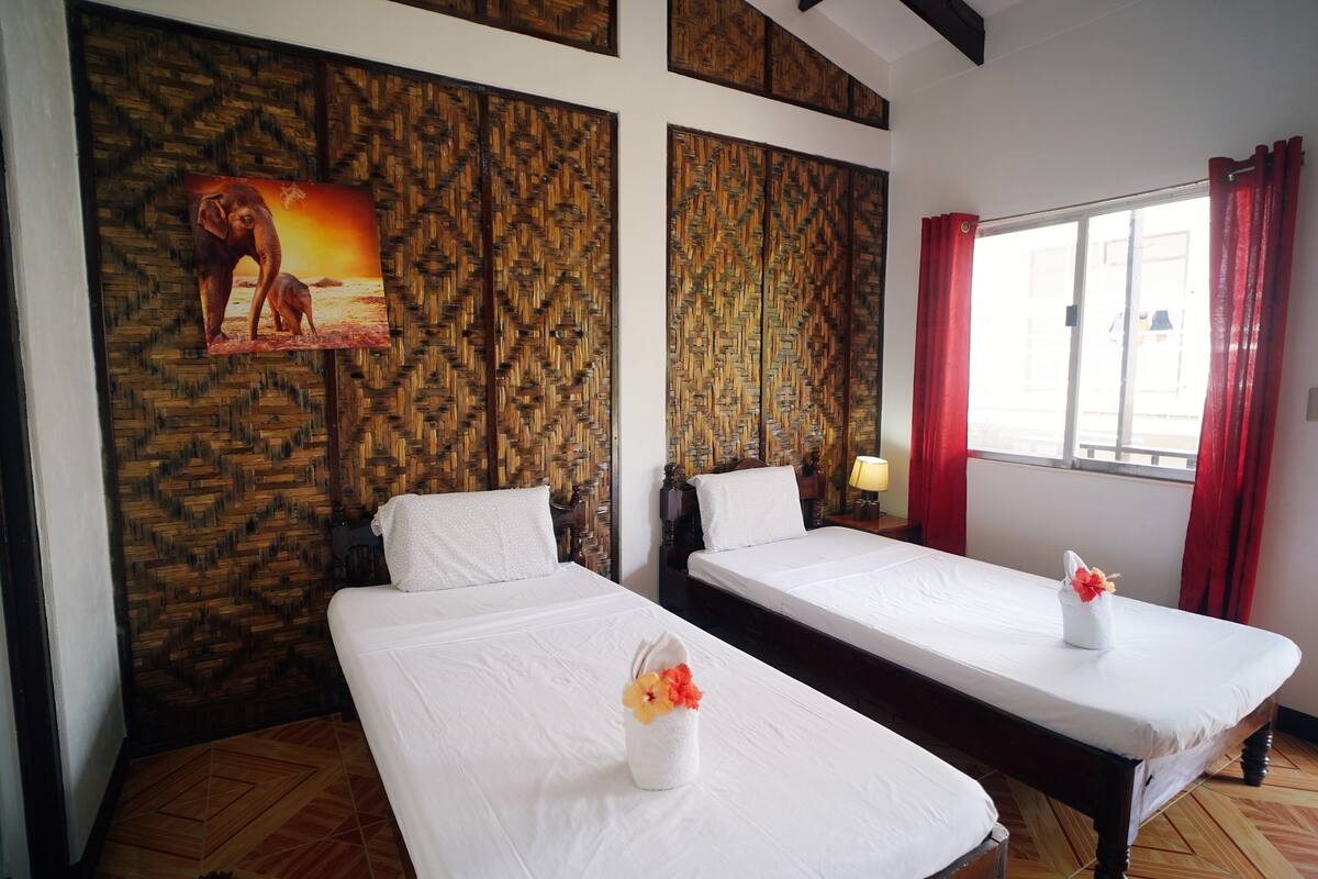 Familiekamer | Individueel gemeubileerd, een bureau, beddengoed