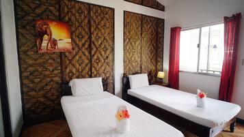 Habitación familiar | Muebles diferentes, escritorio y ropa de cama