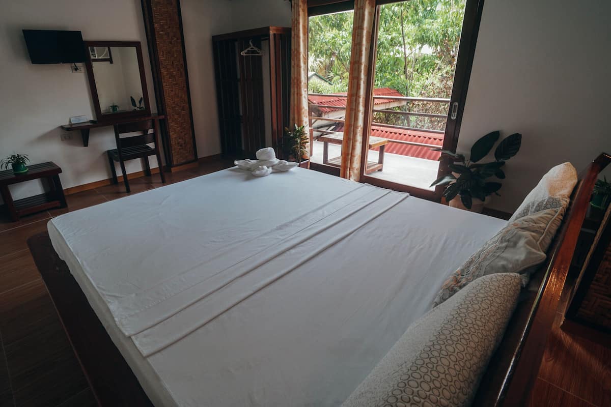 Deluxe tweepersoonskamer, 1 slaapkamer | Individueel gemeubileerd, een bureau, beddengoed