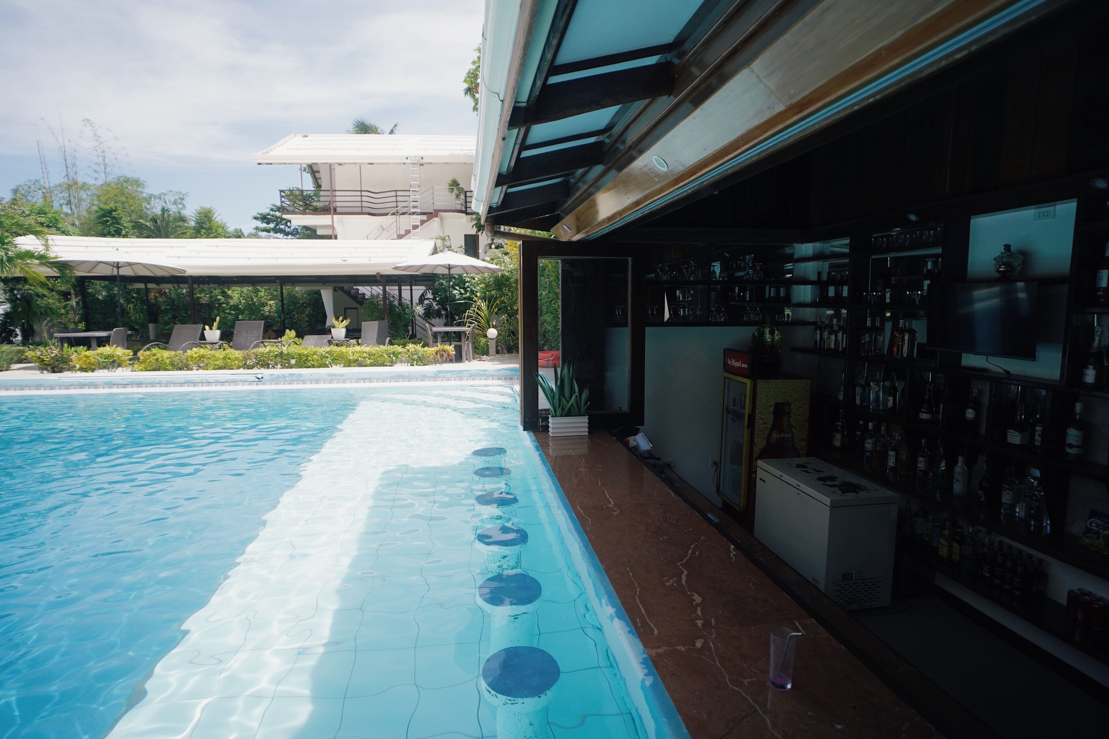 Una piscina con un área de bar contigua.