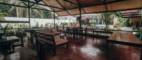 Breakfast, lunch, dinner served; local and international cuisine