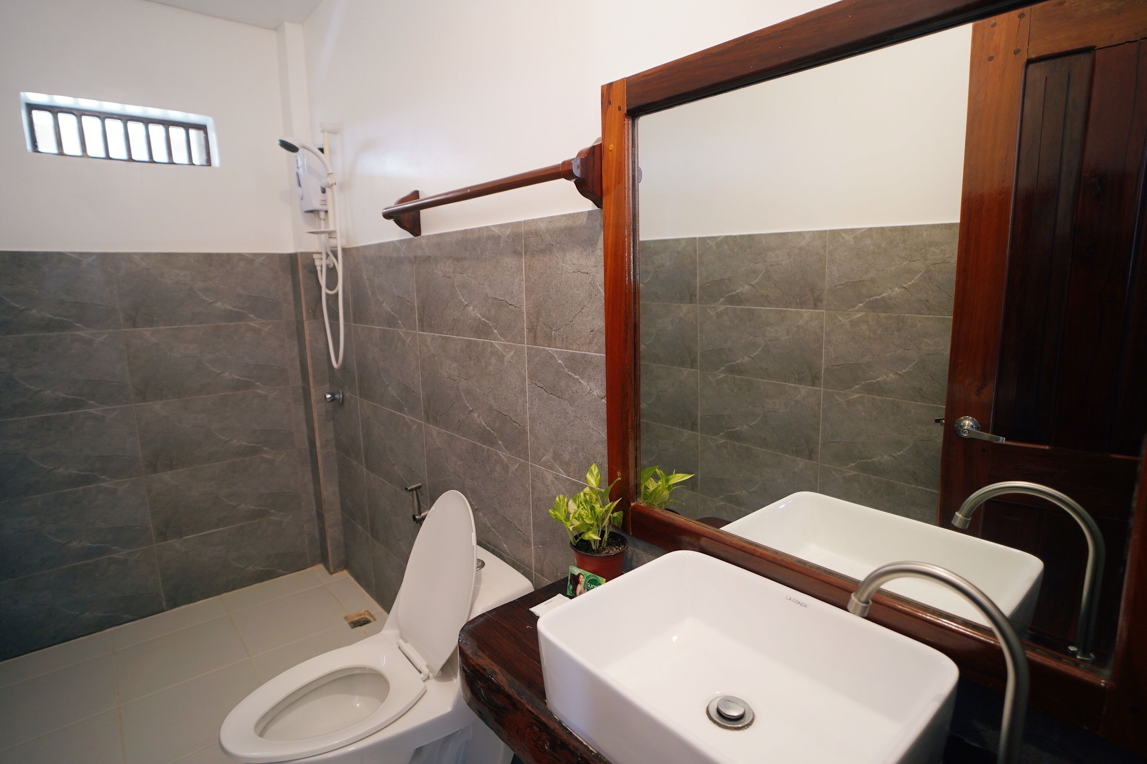 Ein Badezimmer mit Toilette, Waschbecken und Dusche.