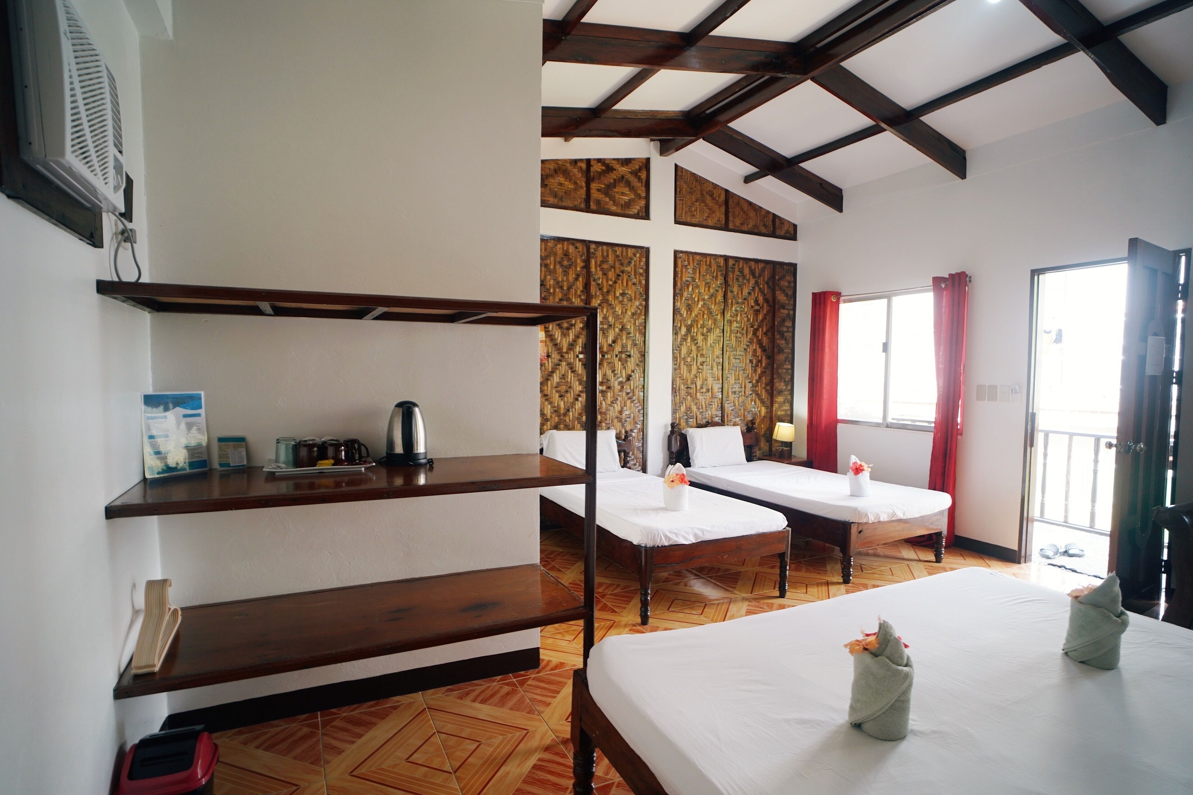 Habitación familiar | Muebles diferentes, escritorio y ropa de cama 