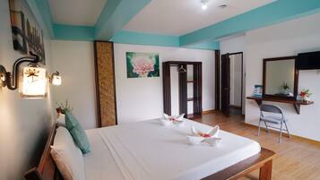 Muebles diferentes, escritorio y ropa de cama