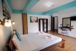 Escritorio, muebles diferentes y ropa de cama 